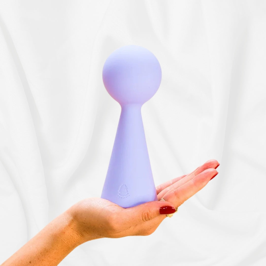 Bisou, le wand waterproof contemporain de la marque Puissante, est maintenant disponible chez boutique555.com. Découvrez un jouet intime design, puissant et 100% plaisir.
